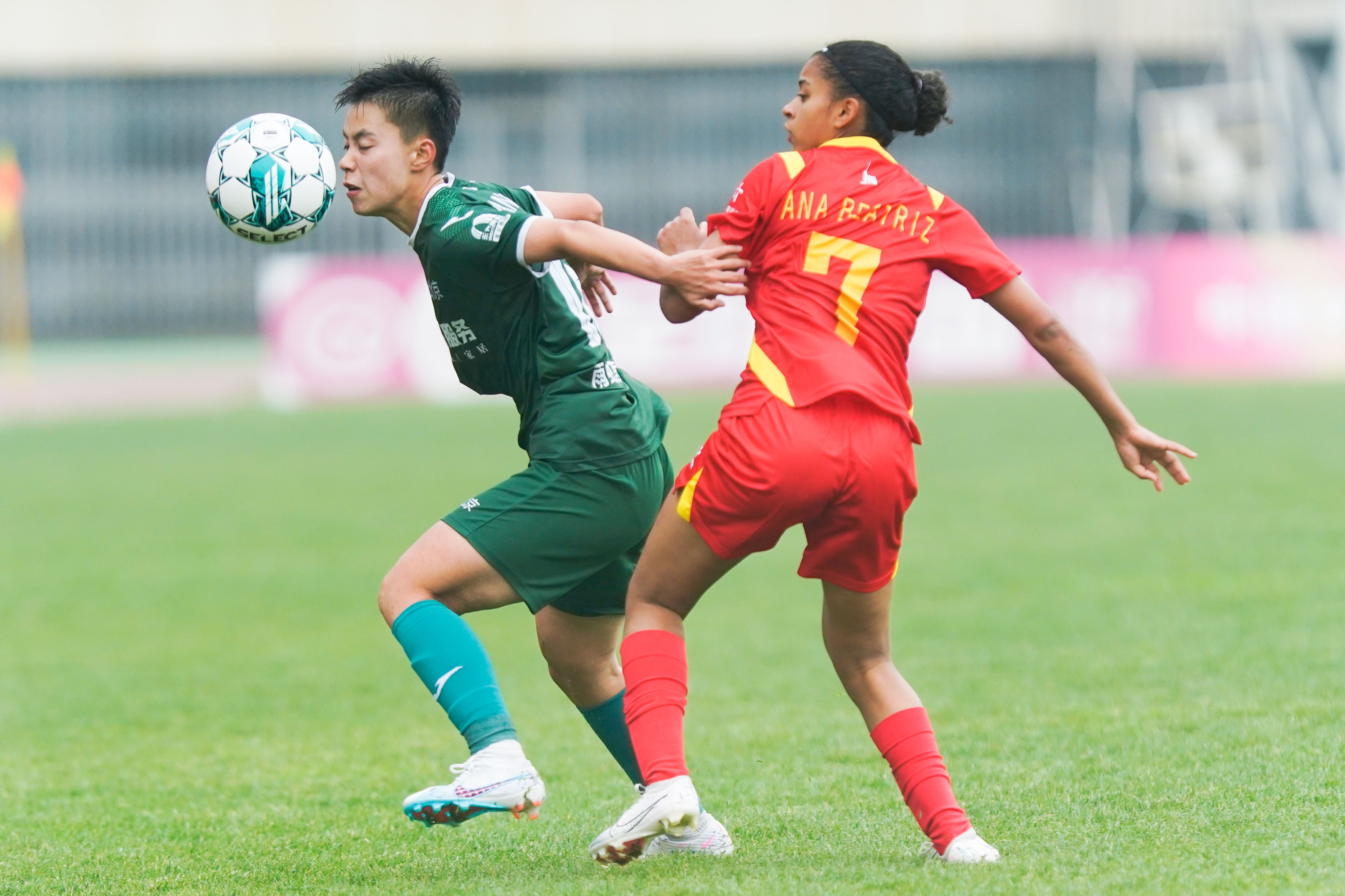 国内女足联赛热门对战登场，场上角逐激烈
