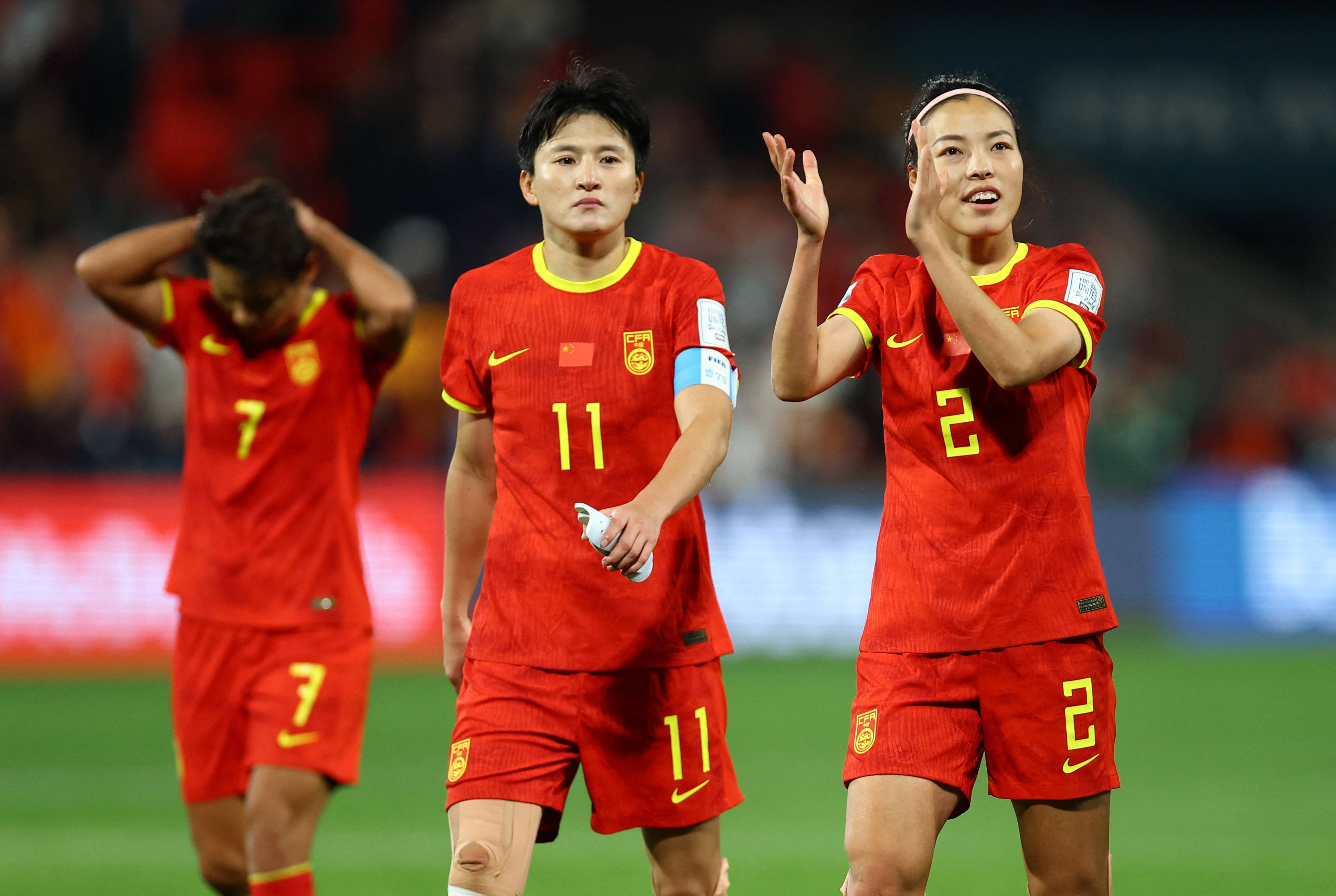 国内女足联赛热门对战登场，场上角逐激烈